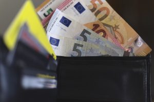 Euro Ojačao, Očekuje Se Novo Povećanje Kamata Ecb-A
