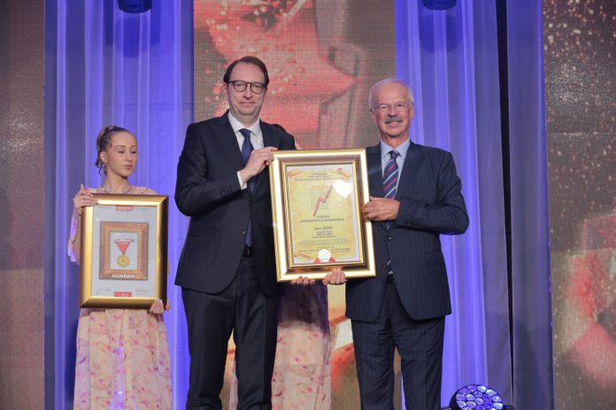 1719583437 Sparkasse Banka Osvojila Zlatnu Plaketu Za Najbanku I Najmenadzera Godine