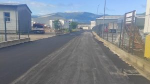 U Poslovnoj zoni „Kombiteks“ u Bihaću radovi na izgradnji i rekonstrukciji ključne saobraćajnice Piše: Arif K. | Objavljeno: 29/05/2025 Foto: Grad Bihać U Poslovnoj zoni „Kombiteks“ u Bihaću počeli su radovi na izgradnji i rekonstrukciji ključne saobraćajnice, što predstavlja još jedan korak ka modernizaciji poslovne infrastrukture i stvaranju povoljnijeg ambijenta za investitore. Riječ je o projektu koji se realizira kroz dvije faze, a obuhvata novu saobraćajnicu s pratećom oborinskom kanalizacijom. Vrijednost kompletnog projekta prelazi 600.000 KM, a finansijska podrška stigla je s tri nivoa, kantonalnog, federalnog i lokalnog. Prvu fazu radova finansira Ministarstvo privrede Unsko-sanskog kantona s 269.140 KM, uz sufinansiranje Grada Bihaća od 28.665 KM. U drugoj fazi, čija vrijednost iznosi 308.236 KM, učestvuje Federalno ministarstvo razvoja, poduzetništva i obrta s iznosom od 221.980 KM, dok je Grad Bihać osigurao 86.256 KM. Radove izvodi firma „I-Selimović“ d.o.o. Cazin, a ugovori su potpisani 17. februara ove godine. Poručeno je da ovaj projekat nije samo tehničko unapređenje zone, već važan strateški korak prema jačanju lokalne ekonomije. „Naš cilj je stvoriti poslovne zone koje su spremne da odgovore na zahtjeve modernog poduzetništva. Kroz ulaganja u infrastrukturu, otvaramo prostor za nova radna mjesta i dolazak ozbiljnih investitora“, rekao je gradonačelnik Bihaća, Elvedin Sedić. Poslovna zona „Kombiteks“ već je prepoznata kao prostor s velikim potencijalom, a ulaganja poput ovog predstavljaju jasnu poruku da Bihać ozbiljno ulaže u privredni razvoj. U Poslovnoj zoni „Kombiteks“ u Bihaću radovi na izgradnji i rekonstrukciji ključne saobraćajnice Piše: Arif K. | Objavljeno: 29/05/2025 Foto: Grad Bihać U Poslovnoj zoni „Kombiteks“ u Bihaću počeli su radovi na izgradnji i rekonstrukciji ključne saobraćajnice, što predstavlja još jedan korak ka modernizaciji poslovne infrastrukture i stvaranju povoljnijeg ambijenta za investitore. Riječ je o projektu koji se realizira kroz dvije faze, a obuhvata novu saobraćajnicu s pratećom oborinskom kanalizacijom. Vrijednost kompletnog projekta prelazi 600.000 KM, a finansijska podrška stigla je s tri nivoa, kantonalnog, federalnog i lokalnog. Prvu fazu radova finansira Ministarstvo privrede Unsko-sanskog kantona s 269.140 KM, uz sufinansiranje Grada Bihaća od 28.665 KM. U drugoj fazi, čija vrijednost iznosi 308.236 KM, učestvuje Federalno ministarstvo razvoja, poduzetništva i obrta s iznosom od 221.980 KM, dok je Grad Bihać osigurao 86.256 KM. Radove izvodi firma „I-Selimović“ d.o.o. Cazin, a ugovori su potpisani 17. februara ove godine. Poručeno je da ovaj projekat nije samo tehničko unapređenje zone, već važan strateški korak prema jačanju lokalne ekonomije. „Naš cilj je stvoriti poslovne zone koje su spremne da odgovore na zahtjeve modernog poduzetništva. Kroz ulaganja u infrastrukturu, otvaramo prostor za nova radna mjesta i dolazak ozbiljnih investitora“, rekao je gradonačelnik Bihaća, Elvedin Sedić. Poslovna zona „Kombiteks“ već je prepoznata kao prostor s velikim potencijalom, a ulaganja poput ovog predstavljaju jasnu poruku da Bihać ozbiljno ulaže u privredni razvoj.