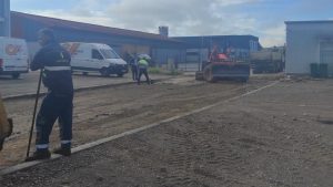 U Poslovnoj zoni „Kombiteks“ u Bihaću radovi na izgradnji i rekonstrukciji ključne saobraćajnice Piše: Arif K. | Objavljeno: 29/05/2025 Foto: Grad Bihać U Poslovnoj zoni „Kombiteks“ u Bihaću počeli su radovi na izgradnji i rekonstrukciji ključne saobraćajnice, što predstavlja još jedan korak ka modernizaciji poslovne infrastrukture i stvaranju povoljnijeg ambijenta za investitore. Riječ je o projektu koji se realizira kroz dvije faze, a obuhvata novu saobraćajnicu s pratećom oborinskom kanalizacijom. Vrijednost kompletnog projekta prelazi 600.000 KM, a finansijska podrška stigla je s tri nivoa, kantonalnog, federalnog i lokalnog. Prvu fazu radova finansira Ministarstvo privrede Unsko-sanskog kantona s 269.140 KM, uz sufinansiranje Grada Bihaća od 28.665 KM. U drugoj fazi, čija vrijednost iznosi 308.236 KM, učestvuje Federalno ministarstvo razvoja, poduzetništva i obrta s iznosom od 221.980 KM, dok je Grad Bihać osigurao 86.256 KM. Radove izvodi firma „I-Selimović“ d.o.o. Cazin, a ugovori su potpisani 17. februara ove godine. Poručeno je da ovaj projekat nije samo tehničko unapređenje zone, već važan strateški korak prema jačanju lokalne ekonomije. „Naš cilj je stvoriti poslovne zone koje su spremne da odgovore na zahtjeve modernog poduzetništva. Kroz ulaganja u infrastrukturu, otvaramo prostor za nova radna mjesta i dolazak ozbiljnih investitora“, rekao je gradonačelnik Bihaća, Elvedin Sedić. Poslovna zona „Kombiteks“ već je prepoznata kao prostor s velikim potencijalom, a ulaganja poput ovog predstavljaju jasnu poruku da Bihać ozbiljno ulaže u privredni razvoj. U Poslovnoj zoni „Kombiteks“ u Bihaću radovi na izgradnji i rekonstrukciji ključne saobraćajnice Piše: Arif K. | Objavljeno: 29/05/2025 Foto: Grad Bihać U Poslovnoj zoni „Kombiteks“ u Bihaću počeli su radovi na izgradnji i rekonstrukciji ključne saobraćajnice, što predstavlja još jedan korak ka modernizaciji poslovne infrastrukture i stvaranju povoljnijeg ambijenta za investitore. Riječ je o projektu koji se realizira kroz dvije faze, a obuhvata novu saobraćajnicu s pratećom oborinskom kanalizacijom. Vrijednost kompletnog projekta prelazi 600.000 KM, a finansijska podrška stigla je s tri nivoa, kantonalnog, federalnog i lokalnog. Prvu fazu radova finansira Ministarstvo privrede Unsko-sanskog kantona s 269.140 KM, uz sufinansiranje Grada Bihaća od 28.665 KM. U drugoj fazi, čija vrijednost iznosi 308.236 KM, učestvuje Federalno ministarstvo razvoja, poduzetništva i obrta s iznosom od 221.980 KM, dok je Grad Bihać osigurao 86.256 KM. Radove izvodi firma „I-Selimović“ d.o.o. Cazin, a ugovori su potpisani 17. februara ove godine. Poručeno je da ovaj projekat nije samo tehničko unapređenje zone, već važan strateški korak prema jačanju lokalne ekonomije. „Naš cilj je stvoriti poslovne zone koje su spremne da odgovore na zahtjeve modernog poduzetništva. Kroz ulaganja u infrastrukturu, otvaramo prostor za nova radna mjesta i dolazak ozbiljnih investitora“, rekao je gradonačelnik Bihaća, Elvedin Sedić. Poslovna zona „Kombiteks“ već je prepoznata kao prostor s velikim potencijalom, a ulaganja poput ovog predstavljaju jasnu poruku da Bihać ozbiljno ulaže u privredni razvoj.