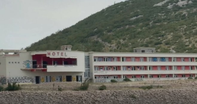 Ukleto odmaralište na vratima Dalmacije: Hotel koji 17 godina nije primio nijednog gosta, ponovo ga želi uzeti ‘Kralj pršuta’ Ukleto odmaralište na vratima Dalmacije: Hotel koji 17 godina nije primio nijednog gosta, ponovo ga želi uzeti ‘Kralj pršuta’