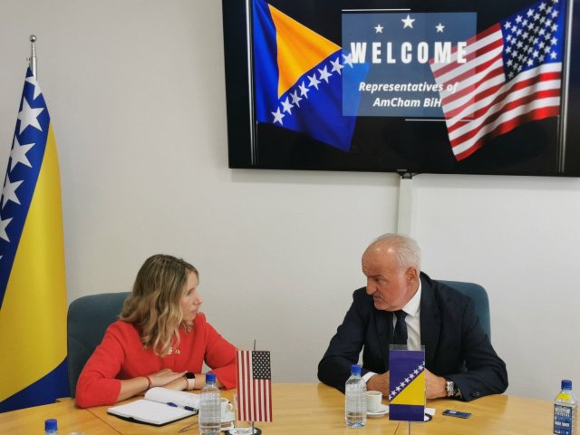 Delegacija Ambasade SAD i AmCham BiH posjetila Kantonalnu privrednu komoru Tuzla radi jačanja saradnje Delegacija Ambasade SAD i AmCham BiH posjetila Kantonalnu privrednu komoru Tuzla radi jačanja saradnje