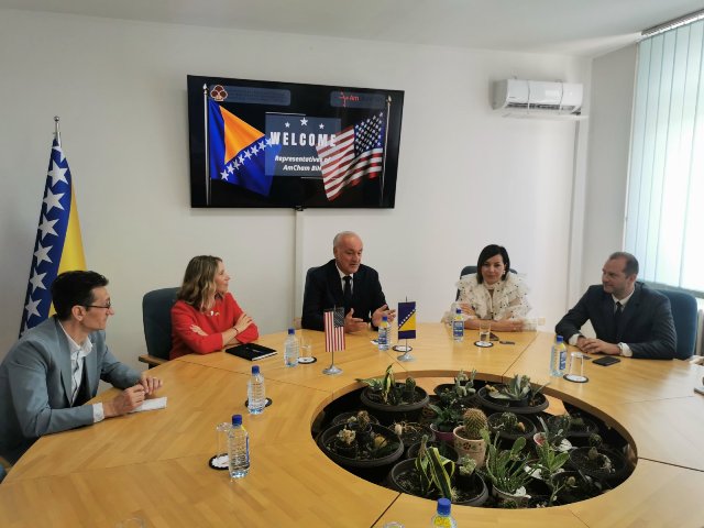 Delegacija Ambasade SAD i AmCham BiH posjetila Kantonalnu privrednu komoru Tuzla radi jačanja saradnje Delegacija Ambasade SAD i AmCham BiH posjetila Kantonalnu privrednu komoru Tuzla radi jačanja saradnje