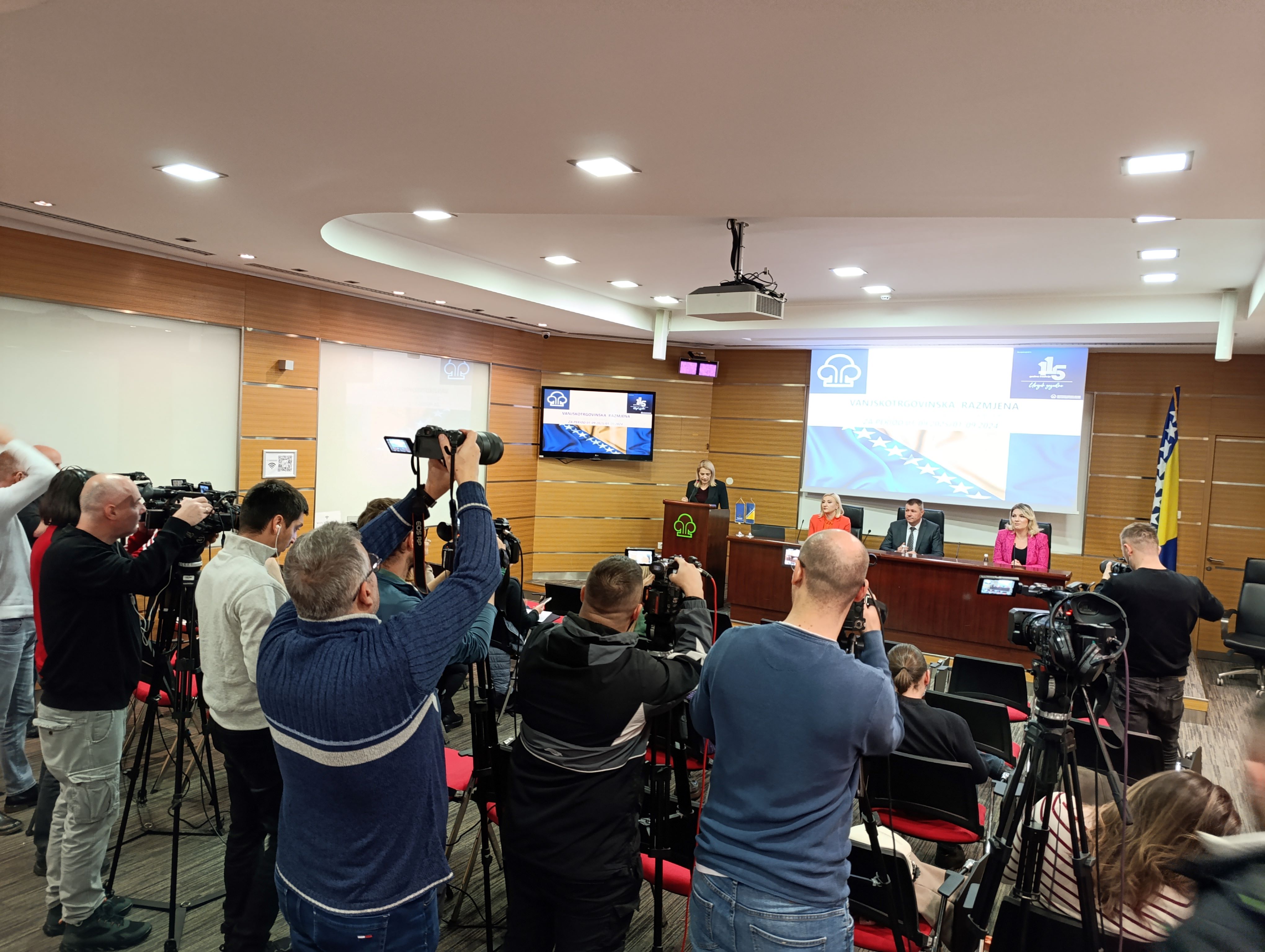 BiH povećala izvoz 5,6 posto, ali deficit premašio 9,6 milijardi KM BiH povećala izvoz 5,6 posto, ali deficit premašio 9,6 milijardi KM