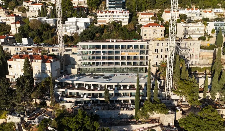 Luksuzni hotel pri kraju: Tunel do plaže i najskuplji pogled na Jadranu Luksuzni hotel pri kraju: Tunel do plaže i najskuplji pogled na Jadranu