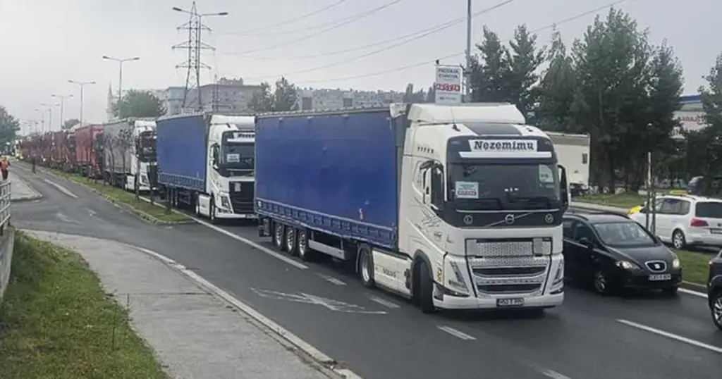 Kamioni stoje na granicama, milionska šteta stalno raste