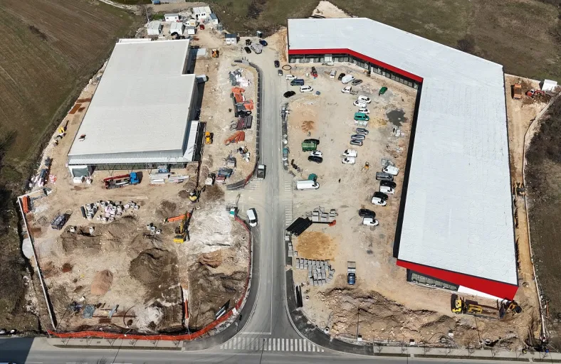 Otvara se novi tržni centar: Gradilo ga 25 kompanija i 300 radnika Gradilište Lidl marketa i retail parka Point u Kiseljaku snimljeno iz zraka
