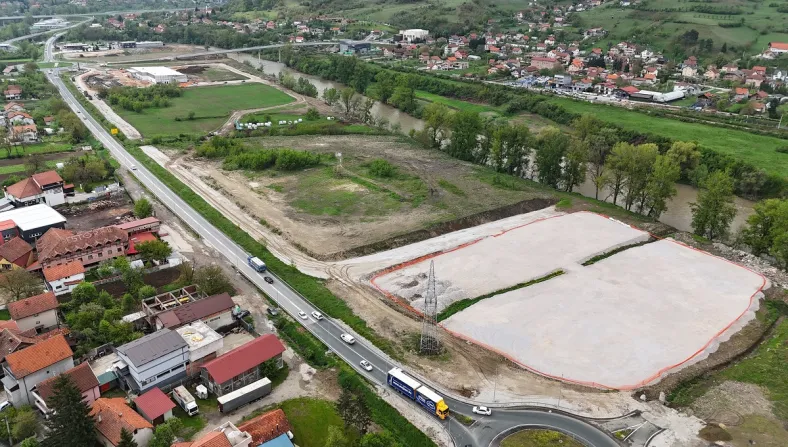Na 351.000 kvadrata niče najveća šoping zona u BiH: Lidl već završen Gradilište retail zone od 351000 kvadrata na ulazu u Zenicu