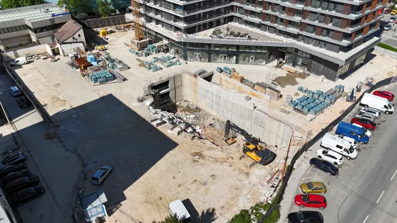 Sarajevo dobija još jedan neboder: Poznati investitor najavio mega projekat i zagolicao maštu Pogled na aktivno gradilište Moj Kvart sa infrastrukturnim radovima