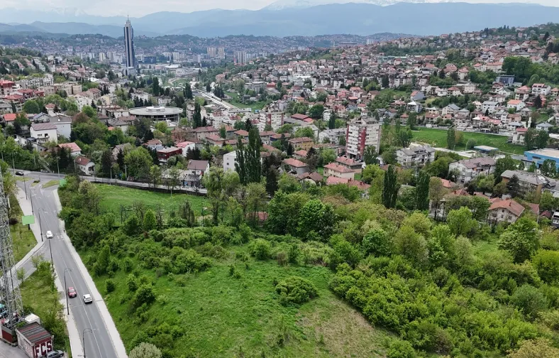 Ovo je parcela u Sarajevu na kojoj je Lidlu zabranjena gradnja: Pogledajte lokaciju Dron snimak parcele kod Koševa gdje je planirana gradnja Lidla