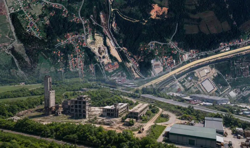 Ruše se stari objekti rudnika Kreka, kreće izgradnja fabrike za vojnu industriju Ruše se stari objekti rudnika Kreka, kreće izgradnja fabrike za vojnu industriju