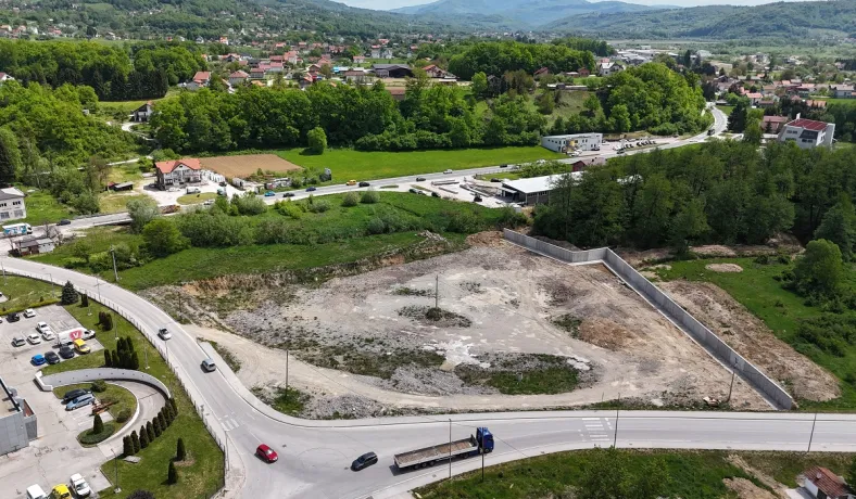Kreće gradnja na top lokaciji, Lidl stiže u trgovačko srce BiH Dron snimak terena za budući Lidl market u srednjoj Bosni