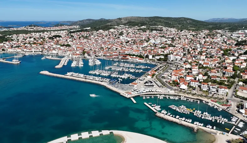 Hrvatska obala i panorama grada Vodicame