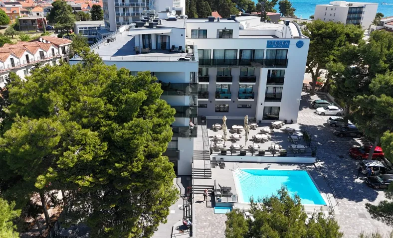 Ljetovalište Vodice i moderni hoteli snimljeni dronom
