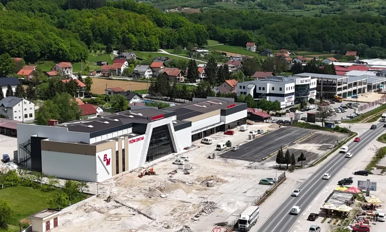 Trgovački bum u srcu BiH: Uz novi Bingo i Lidl – još jedan bh. gigant izgradio tržni centar Novi tržni centar kompanije Belamionix u poslovnoj zoni Vitez iz zraka