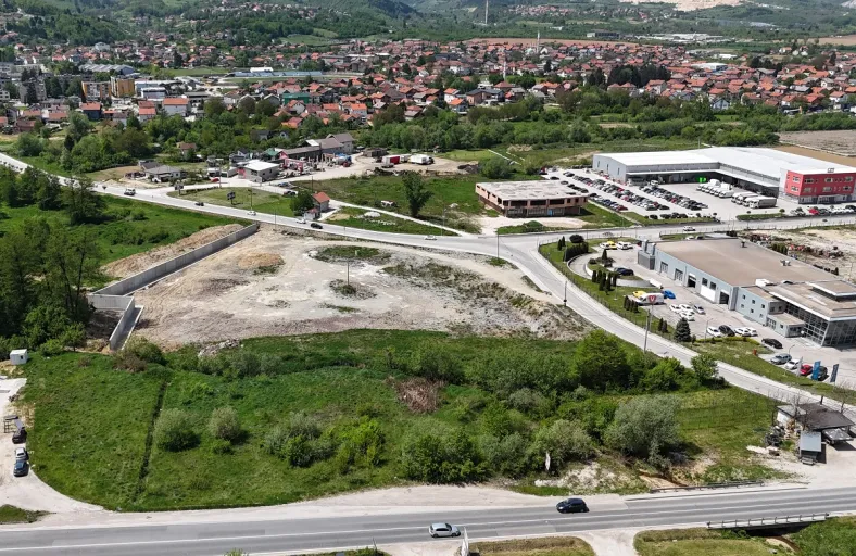 Trgovački bum u srcu BiH: Uz novi Bingo i Lidl – još jedan bh. gigant izgradio tržni centar Lokacija u Vitezu gdje Lidl priprema izgradnju novog marketa