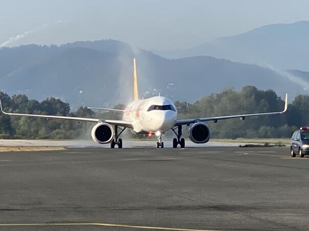 Aerodrom Tuzla ponovo dobio zalet: Drastično skočio broj putnika i letova Aerodrom Tuzla ponovo dobio zalet: Drastično skočio broj putnika i letova