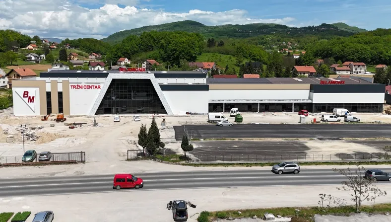 Trgovački bum u srcu BiH: Uz novi Bingo i Lidl – još jedan bh. gigant izgradio tržni centar Novi tržni centar kompanije Belamionix u poslovnoj zoni Vitez iz zraka