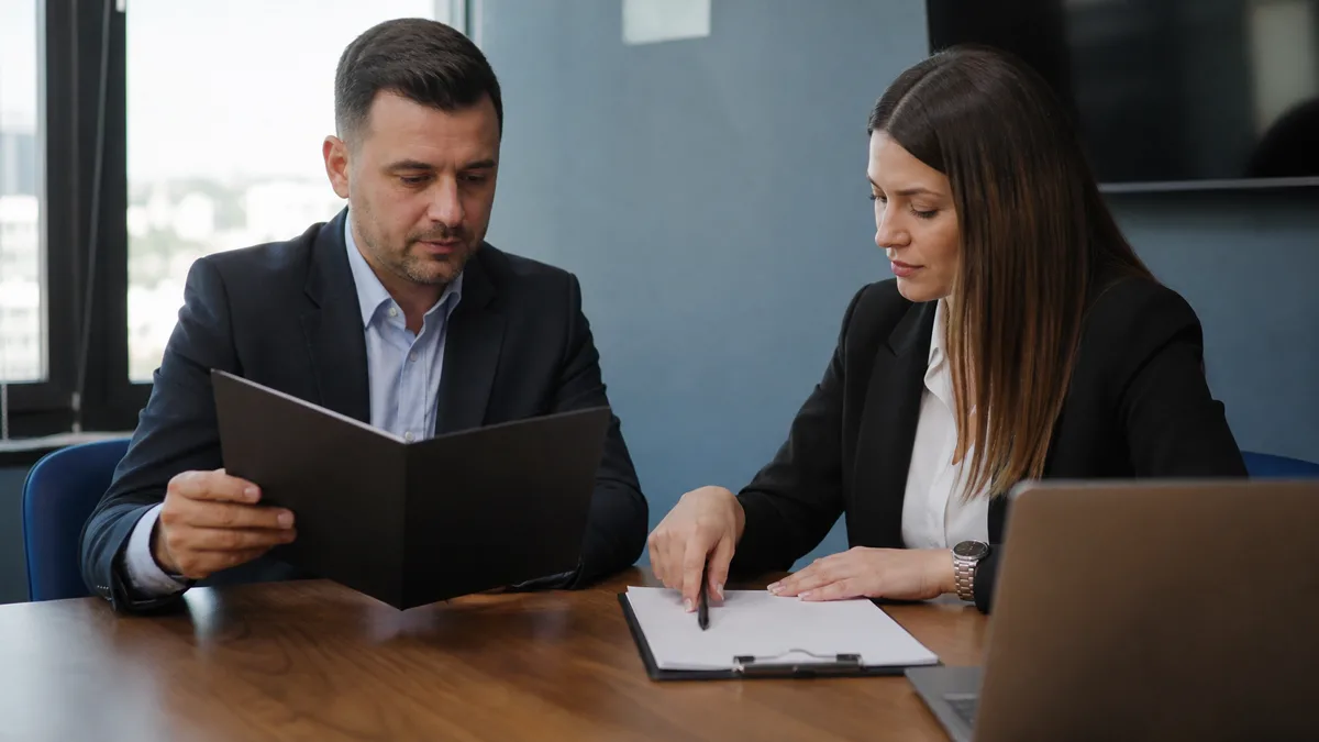 Kako provjeriti PDV broj u BiH: JIB, ID broj i status Dvoje poslovnih partnera provjerava dokumentaciju prije poslovnog ugovora